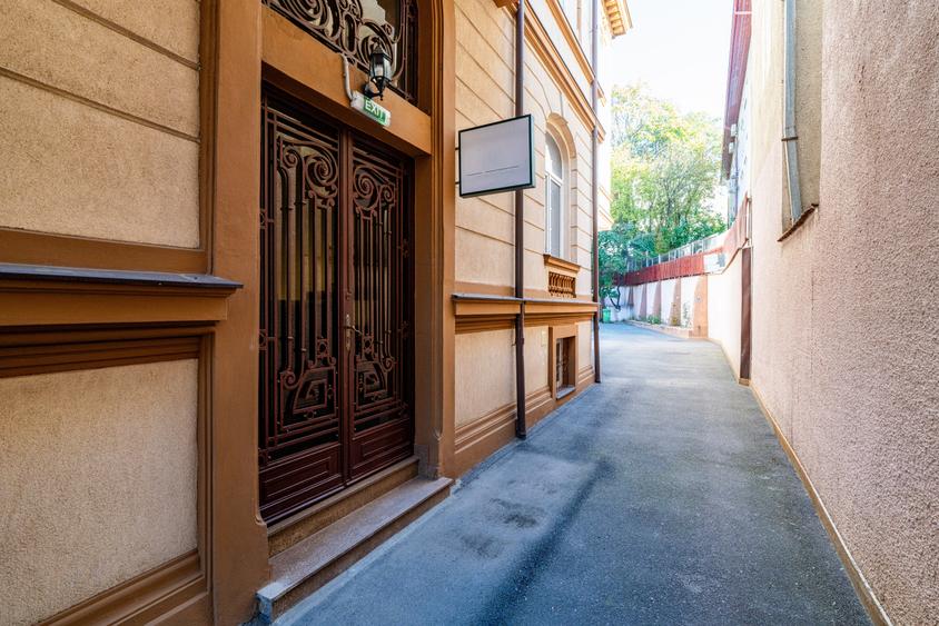 Spațiu Generos și Versatil pentru Birouri sau Activități Comerciale - 35