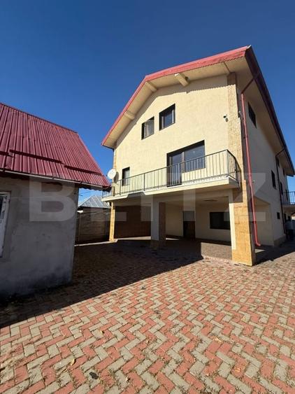 Casă individuală cu 9 camere cu Canalizare în Comișani
