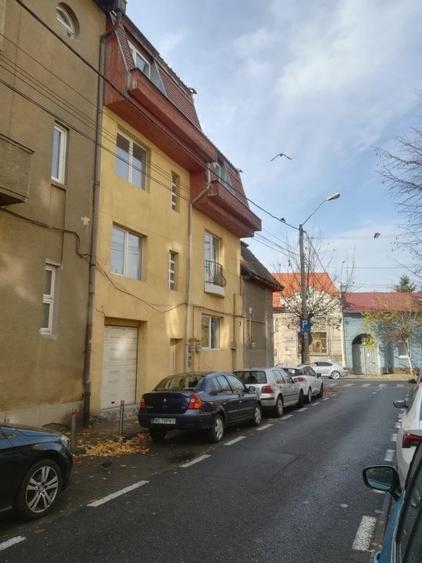 central, casa cu 10 spatii, 3 bai, parter plus 2 etaje, - 1