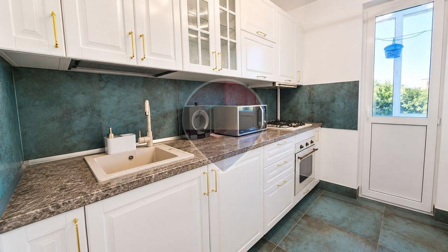 Apartament cu 3 camere semidecomandat, mobilat în Ștefan cel Mare