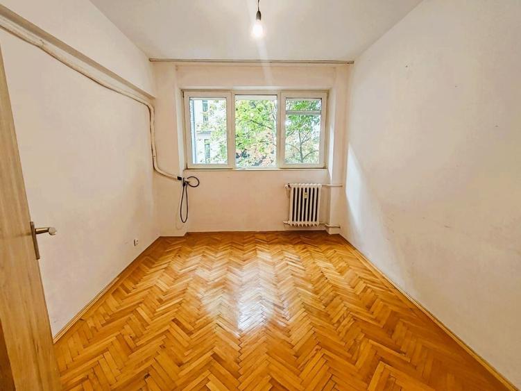 Apartament cu 3 camere semidecomandat în Mihai Bravu
