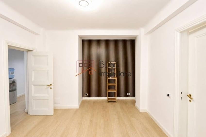Apartament cu 3 camere semidecomandat în Victoriei