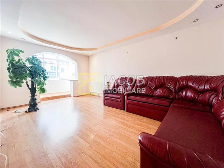 Apartament cu 3 camere decomandat în Central