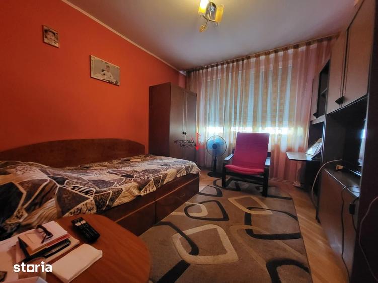 Apartament cu 4 camere decomandat în Titan
