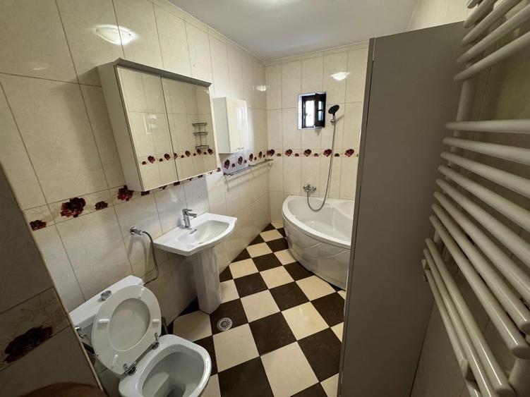 Apartament cu 3 camere decomandat în Moșilor