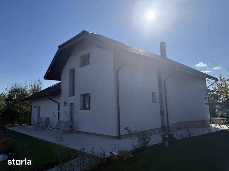 Casă cu 5 camere cu Teren 2400 Mp în Ipotești