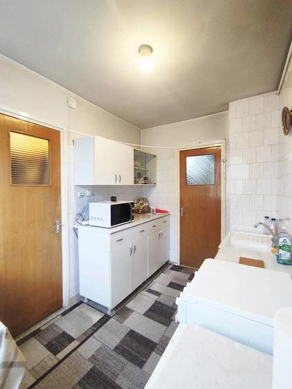 Apartament cu 3 camere decomandat în Roșu