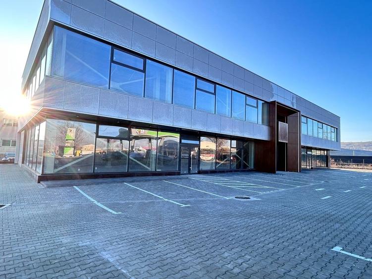 Spatiu Comercial - Showroom -Parter+1/2 Etaj- 940m2 - Zona Industriala - 1