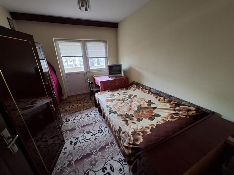 Apartament cu 4 camere, decomandat, etaj 2/4, zona Dacia - 4