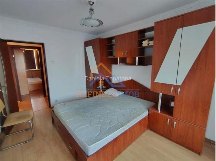 Apartament cu 3 camere semidecomandat în Valea Ialomiței Apartament cu 3 camere semidecomandat în Valea Ialomiței
