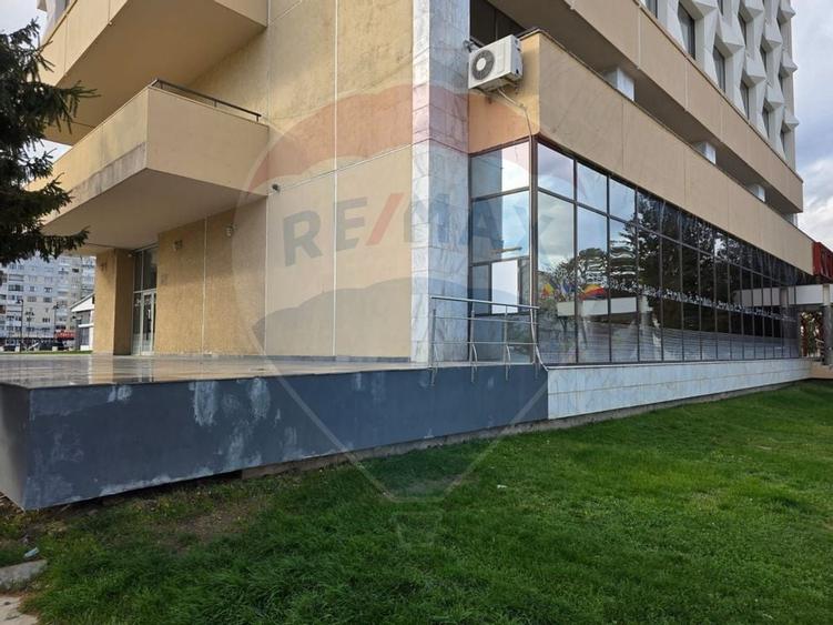 Spatiu comercial de inchiriat in zona centrala a mun Onesti - 9