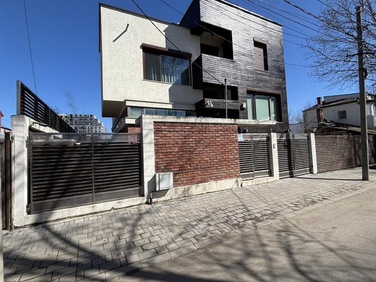 Vila Moderna - S+P+2 - Piscina Incalzita - Garaj - Andronache - 1