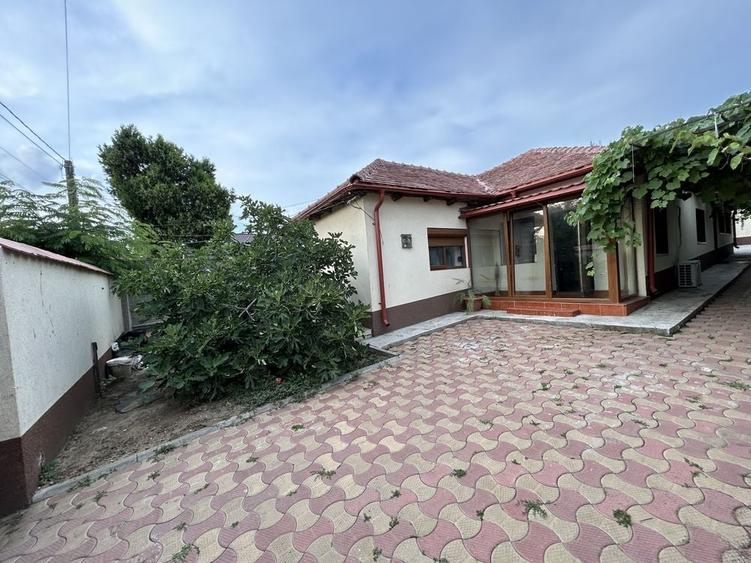 Casă cu 4 camere în Lumina