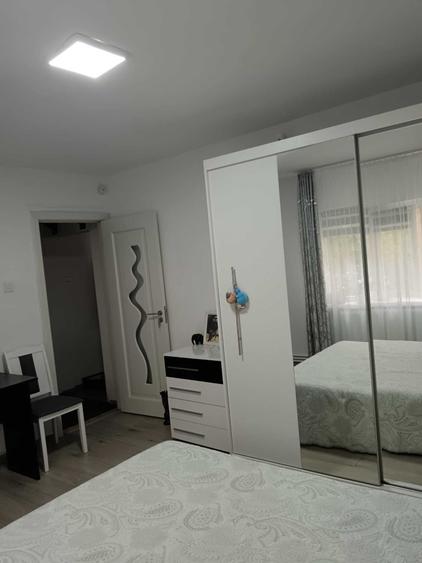 vand apartament 4 camere zona centru Resita - 1
