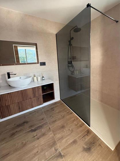 Cabana suspendata la 7 metrii inaltime , dispune de un teren de 1600 m - 4