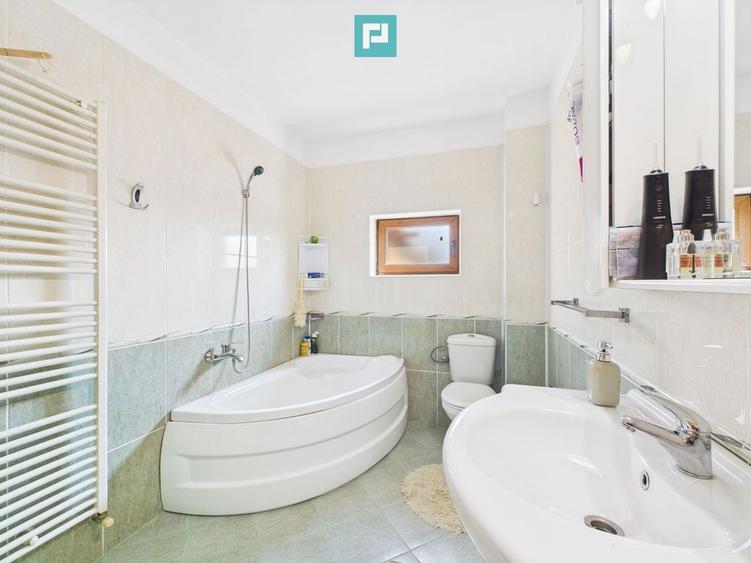 Casă cu 5 camere cu Teren 431 Mp în Aradului