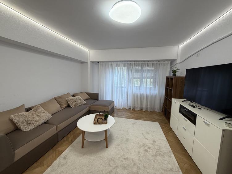 Apartament cu 3 camere decomandat, mobilat în P-ța Unirii