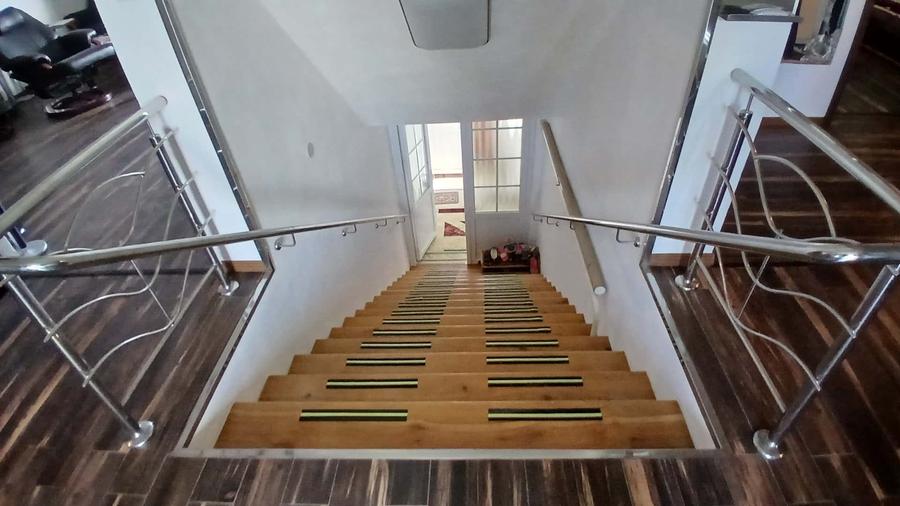 Casă individuală cu 8 camere cu Teren 450 Mp în Caransebeș