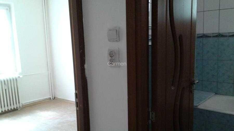 Apartament cu 4 camere semidecomandat în Crângași