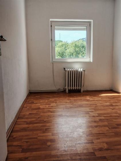 Apartament cu 3 camere decomandat în Suseni