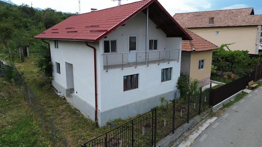 Casă cu Teren 320 Mp în Sălătrucel