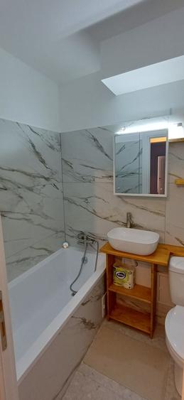 Apartament cu 3 camere semidecomandat în Berceni