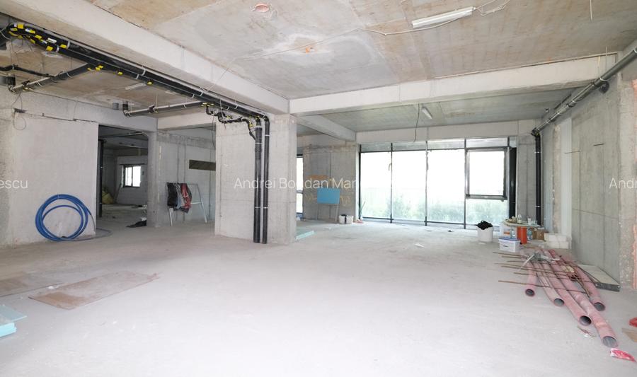 Chirie 246 mp spatiu comercial in Cortina North si 3 locuri parcare