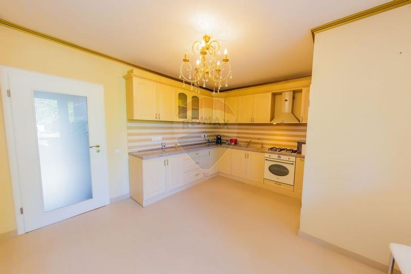 Casă cu 7 camere, 10 ari de vânzare la drumul principal cu 2 intrari - 11