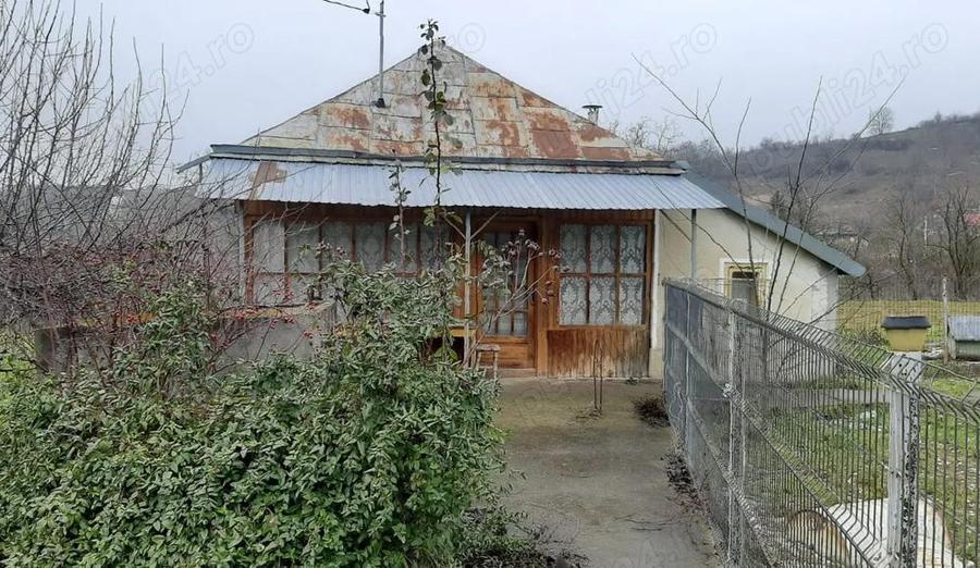 Casa la asfalt, racordata la utilitati, in localitatea Soci, comuna Pancesti, la 35 km de Bacau - 1