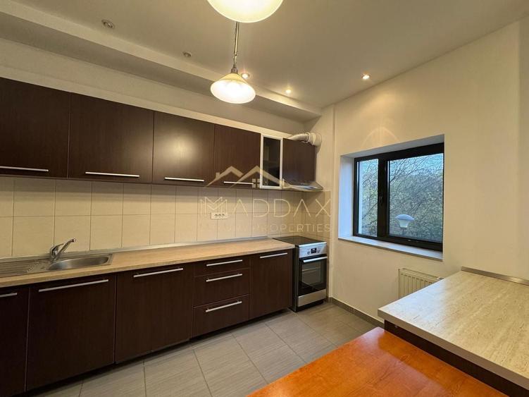 Apartament cu 3 camere decomandat, mobilat în Băneasa