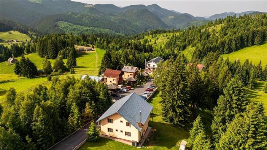 Complex turistic cu privelisti picturale,apa curativa,aer pur,o experienta de in - 41