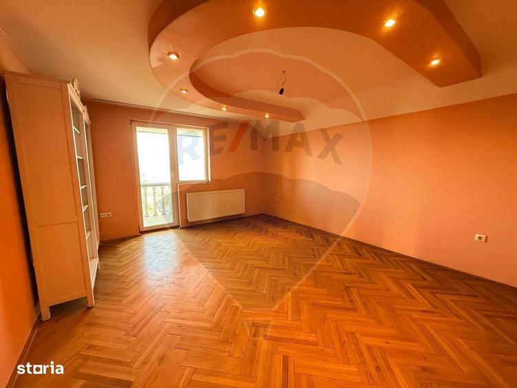 De vanzare Casa spatioasa cu teren 1.000 mp Beverly Hills, Sanmartin - 2