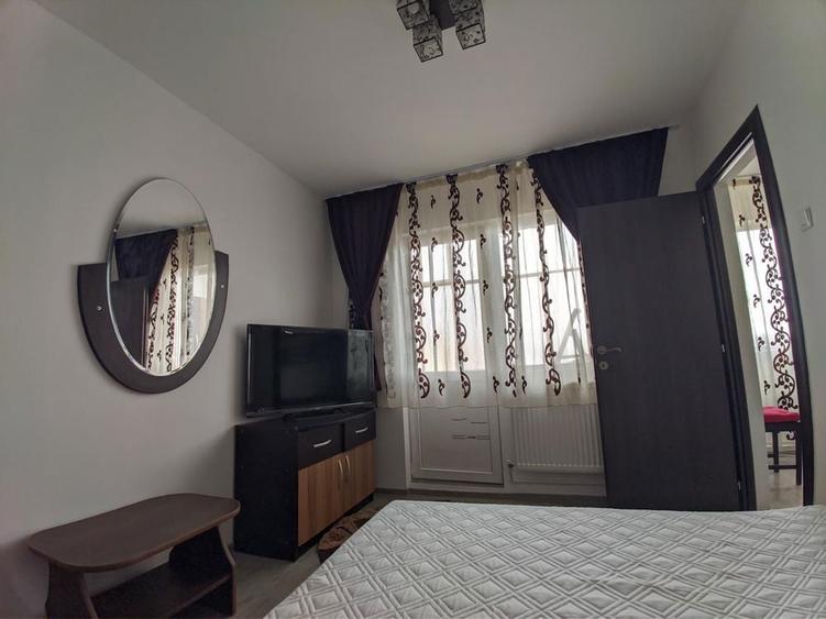 Inchiriez apartament 3 camere zona centrala - 1