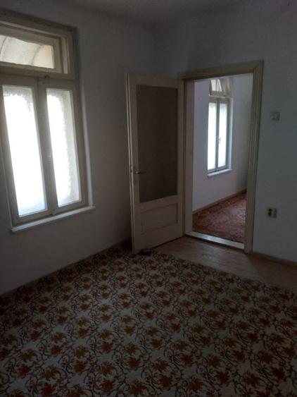 Casa caramida, cu curte, zona centru - 2