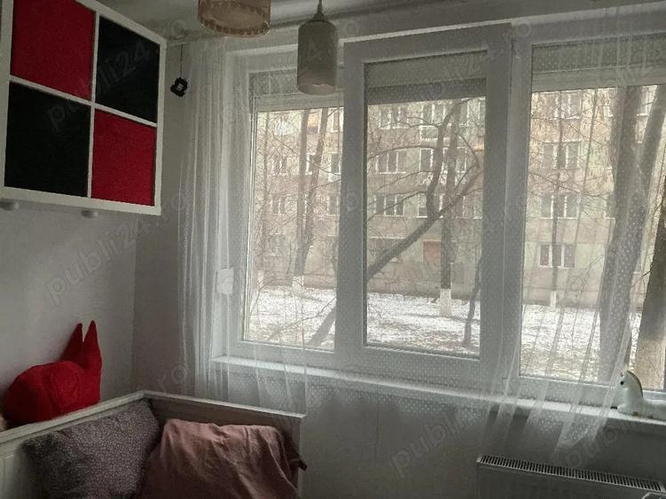 Apartament 3 camere, 46 mp, renovat, parter, metrou Raul Doamnei - 2