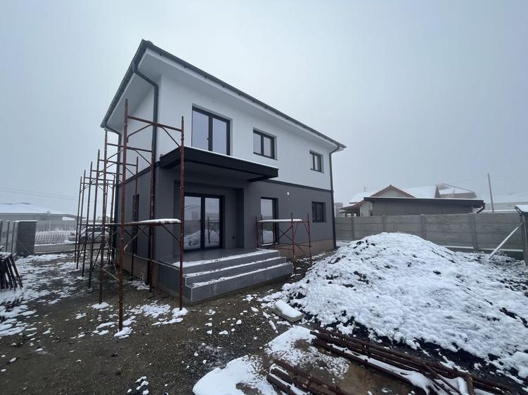 Sacalaz individuala P+E,Terasa,balcon,2 bai,5 camere,2 F.s - 5