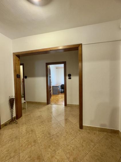 Apartament cu 3 camere decomandat în Torontalului
