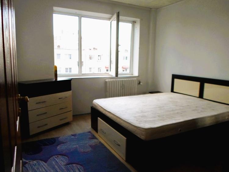 Apartament cu 3 camere decomandat în Democrației