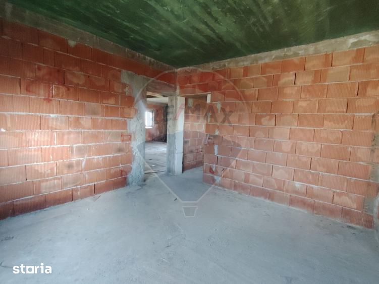 Casă cu 6 camere cu Teren 1025 Mp în Garoafa