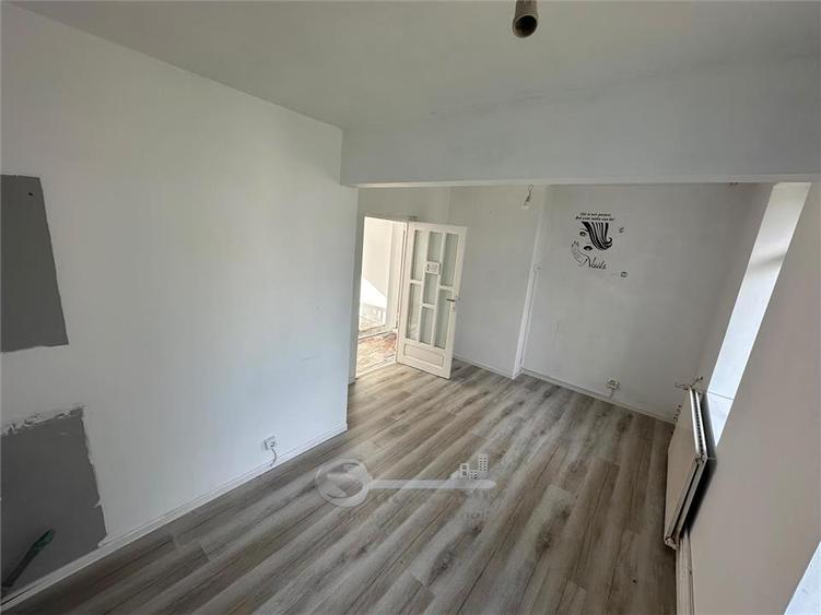 Casă cu 11 camere cu Teren 512 Mp în Târgu Cucu