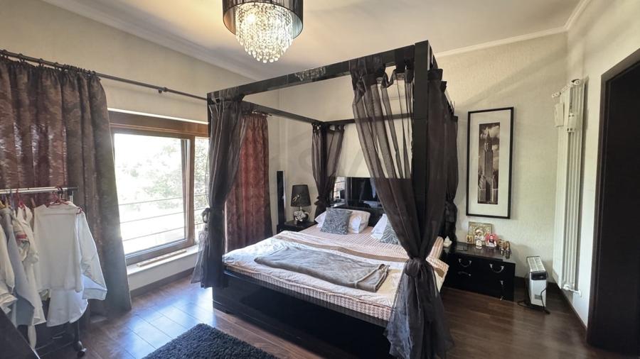 Casă individuală cu 5 camere cu Teren 700 Mp în Central