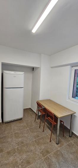 Apartament cu 3 camere semidecomandat în Moșilor