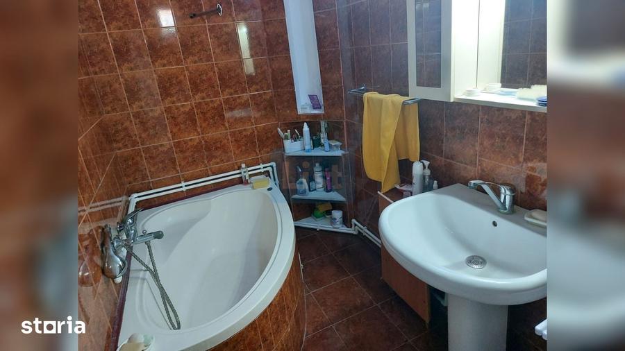 Casă cu 3 camere cu Teren 565 Mp în Piața Centrală