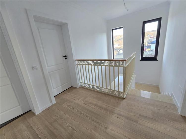 Apartament cu 4 camere decomandat în Lețcani