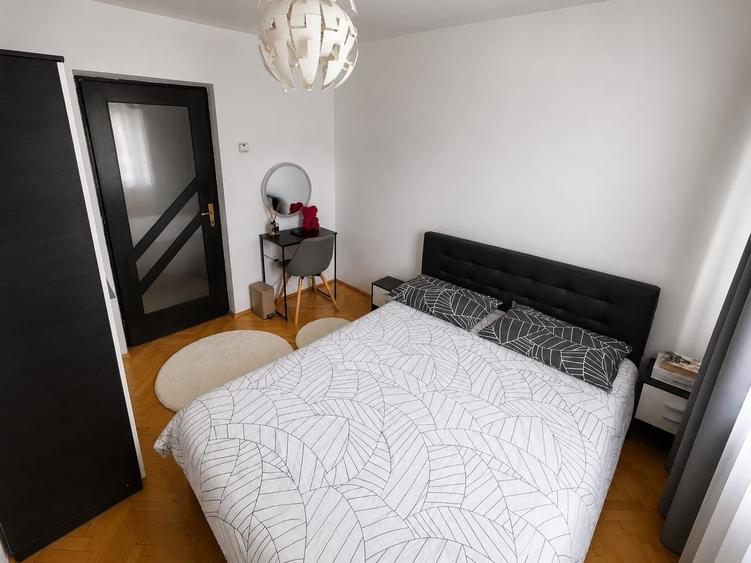 Apartament cu 4 camere decomandat în Central