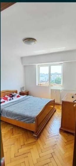 Apartament cu 4 camere decomandat în Calea Călărașilor