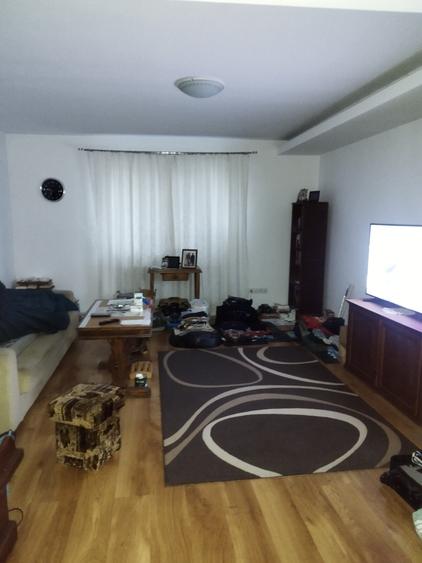 Vand casa cu 10 camere in zona 7 Noiembrie - 2