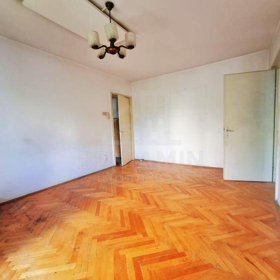 Apartament cu 3 camere semidecomandat în Florilor