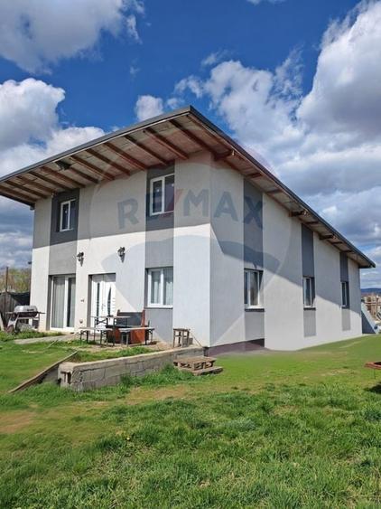 Casă / Vilă cu 4 camere de vânzare - 1