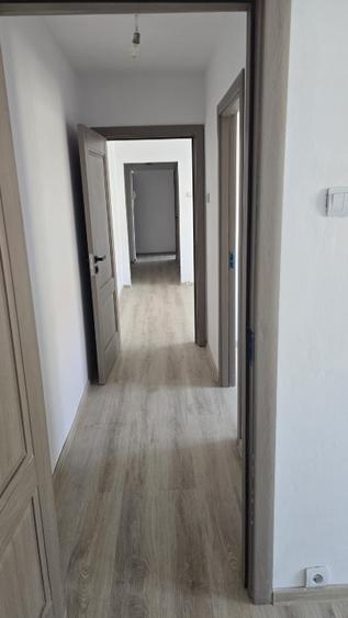 Apartament 4 camere,Dacia,et.3 - 4